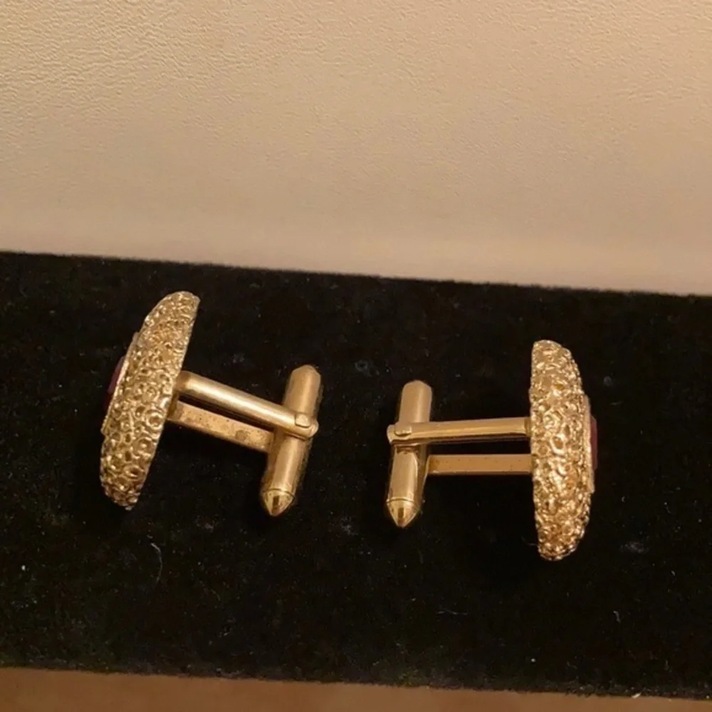 Vintage men’s gold tone cuff links with ruby gem-like inlay w/matching tie clip